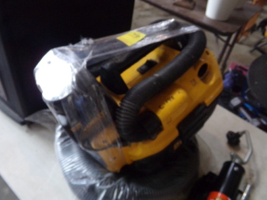 Small DeWalt Battery Powered Vac with Battery and Charger