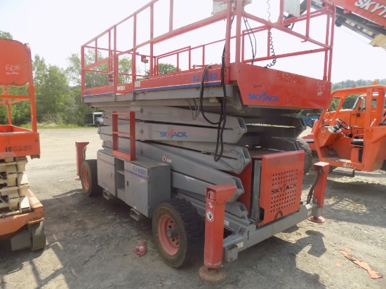 Sky Jack ST9250 Scissor Lift, Dual Fuel, 4 WD, Outriggers, 2855 Hours, 50'