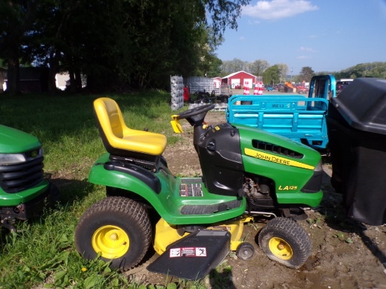 John Deere L125 Riding Mower with 42'' Deck, 21 HP Briggs and Stratton Engi