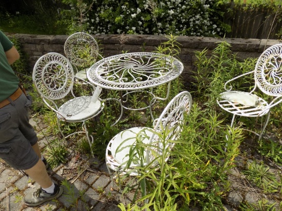 White Iron Patio Set - Table and (3) Chairs (Outside - Pool Area)