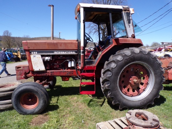 IH 986 Tractor, Cab, Has Both Doors, Runs Good, Good T/A, Excellent 18.4 x