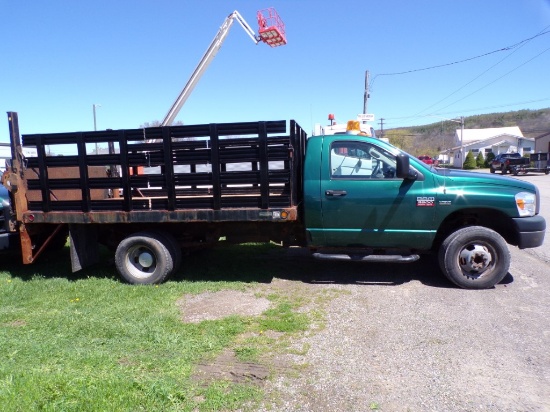 2008 Ram 3500 Stake Body Reg Cab, Green, 2wd, 12' Flatbed w/Lift Gate, Auto