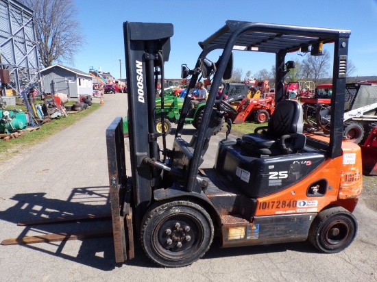 Doosan G25-5 Outdoor Tire Forklift, 4500 Lb. Lift Capacity, LPG Or Gas, Dua