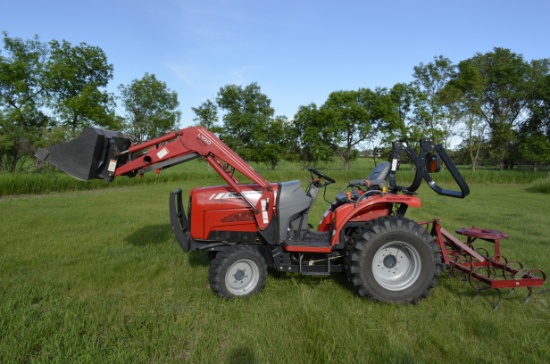 Massey Ferguson 1529 MFWD Tractor