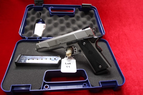 Smith and Wesson SW1911 semi automatic pistol, 45 ACP