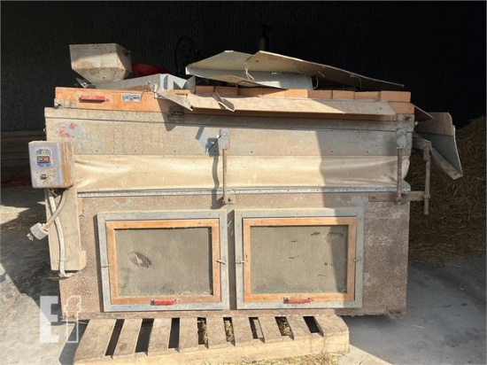 OLIVER 80A GRAIN / SEED CLEANING TABLE