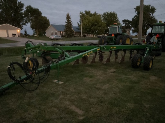 John Deere 3710 7 Bottom plow