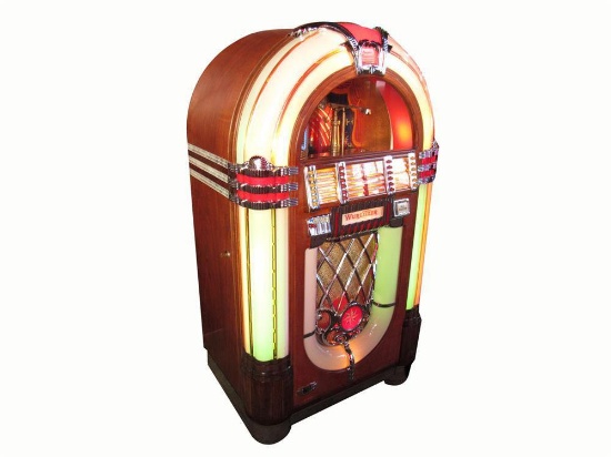 Absolutely stunning professionally restored 1946 Wurlitzer 1015 coin-operated jukebox with rotating 