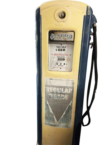 LATE 1940S AUTOGRAPHED RICHFIELD OIL BENNETT MODEL GAS PUMP