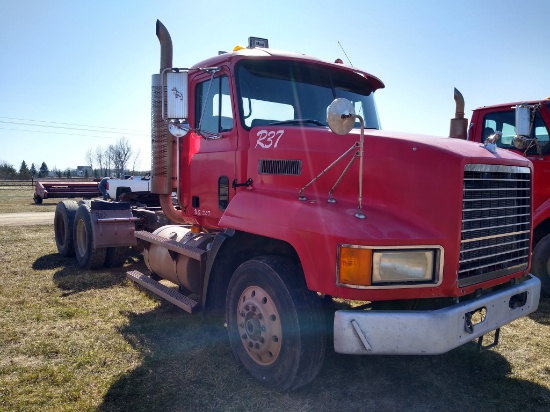 1996Mack Day Cab Tandem 9 spd Semi Tractor