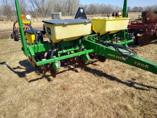 John Deere 7200 4 Row Wide Planter, Missing 1 lid