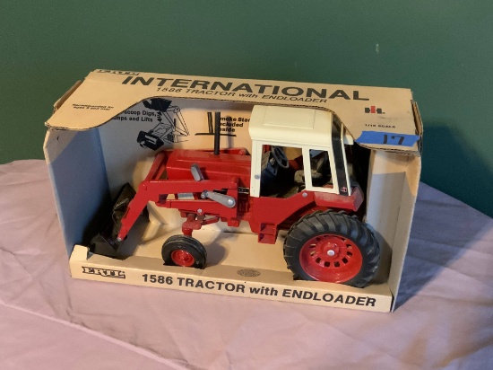 International 1586 Tractor w/ endloader NIB 1/16 scale