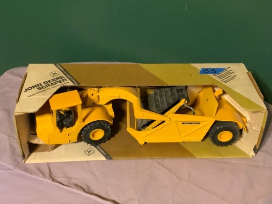 Ertl Deere Scraper 1/16 scale NIB