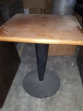 SINGLE PEDESTAL TABLE WITH EXTRA WOODGRAIN TOP
