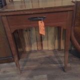 SINGER SEWING MACHINE IN WOOD CABINET