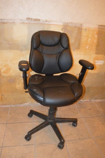 BLACK VINYL OFFICE CHAIR WITH ARMS