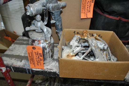 ASSORTED SPRAY GUNS IN BOX, ONE INCLUDES POT