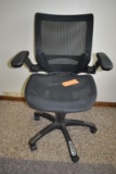 BLACK MESH OFFICE CHAIR WITH FLOOR MAT