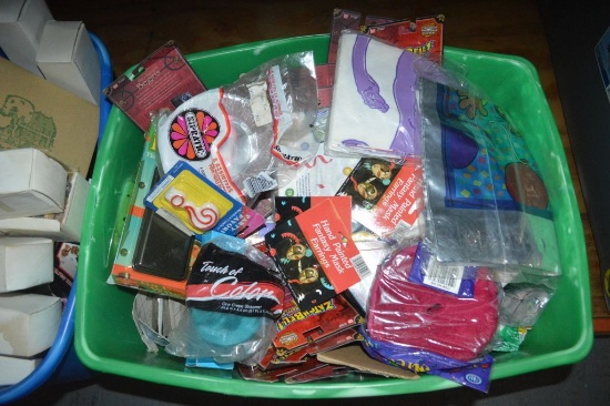 MISC. VINTAGE COLLECTIBLES IN GREEN BIN