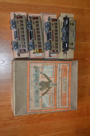 VINTAGE LIONEL ELECTRIC TRAINS IN BOX, (4) CARS,