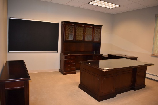 OFFICE FURNITURE IN ROOM 0-5212, BEAUTIFUL MATCHING