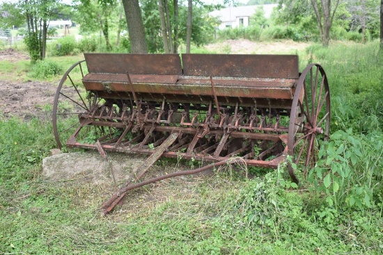 ANTIQUE MCCORMICK-DEERING TYPE R FLUTED FEED GRAIN DRILL