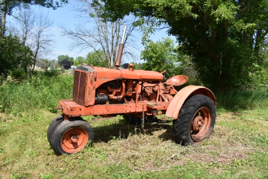 ALLIS CHALMERS ANTIQUE TRACTOR, DOES NOT RUN,
