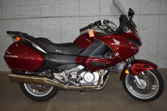 2010 HONDA MOTORCYCLE, MODEL NT700V