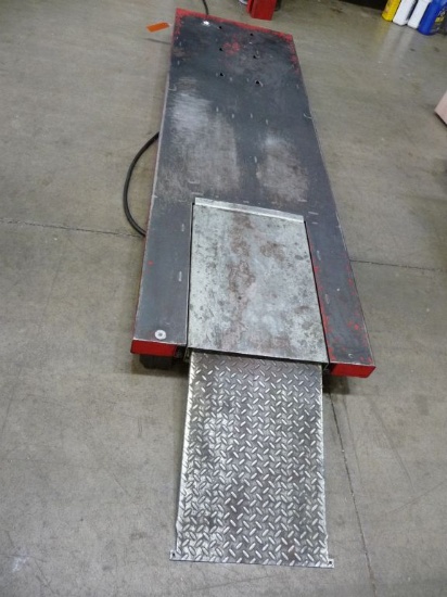 RED SNAP-ON MOTORCYCLE LIFT, PNEUMATIC