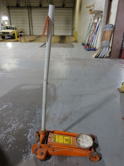 CENTRAL HYDRAULICS 2 1/4 TON CAPACITY HYDRAULIC FLOOR JACK