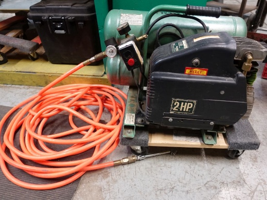 HITACHI DUAL CYLINDER 2 H.P. AIR COMPRESSOR WITH HOSE