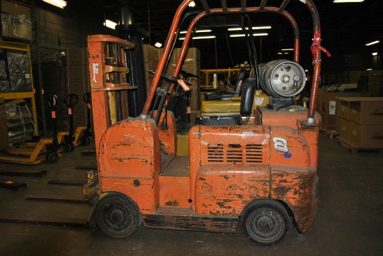 ALLIS CHALMERS RIDE-ON FORK TRUCK, LP GAS,
