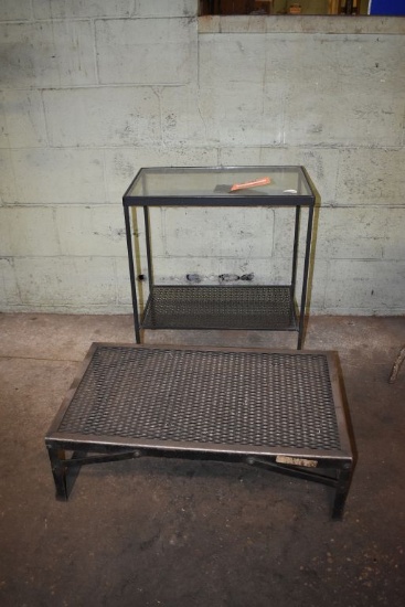 EXTRUDED STEEL STEP AND SMALL METAL TABLE WITH GLASS TOP