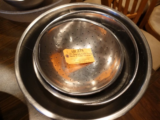 (4) ASSORTED STAINLESS STEEL MIXING BOWLS AND METAL STRAINER