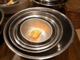 (4) ASSORTED STAINLESS STEEL MIXING BOWLS AND METAL STRAINER
