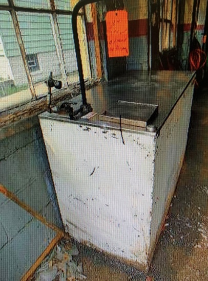 275 GALLON OIL TANK WITH AIR DISPENSER