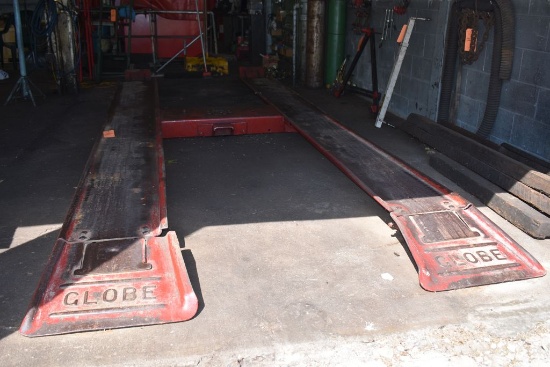 GLOBE ROTARY DRIVE ON TOP STRUCTURE OF HOIST,