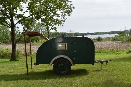 1950'S VINTAGE WOODEN CAMPING TRAILER, 8' x 4',