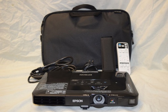 EPSON PROJECTOR POWERLITE 1781W WITH BOX AND
