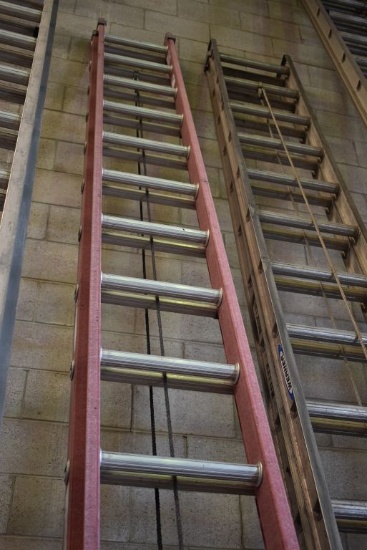 32' WERNER FIBERGLASS EXTENSION LADDER, RED