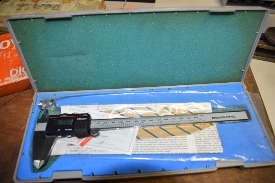 MITUTOYO 8" DIGITAL VERNIER WITH CASE