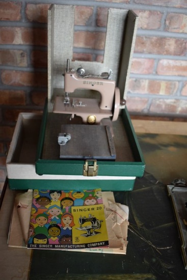 VINTAGE CHILD'S SINGER SEWING MACHIN WITH MANUAL
