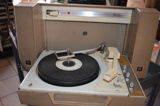 G.E. WILDCAT SUITCASE TYPE RECORD PLAYER - SOLID