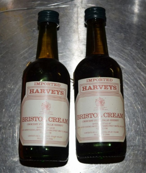 (2) BOTTLES OF HARVEYS BRISTOL CREAM,