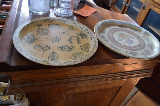 VINTAGE METAL TRAYS
