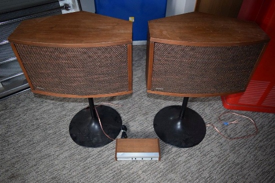 VINTAGE BOSE 901 AUDIO SPEAKERS WITH STANDS AND