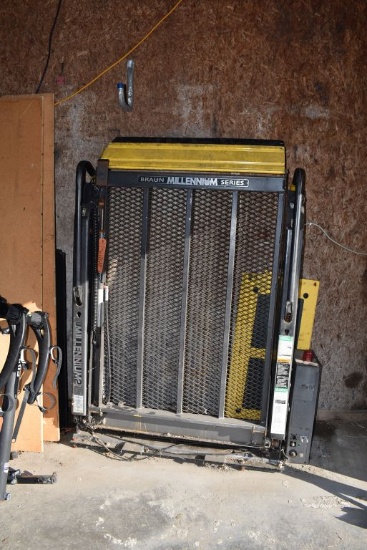 (2008) BRAUN MILLENIUM SERIES POWER LIFT RAMP,