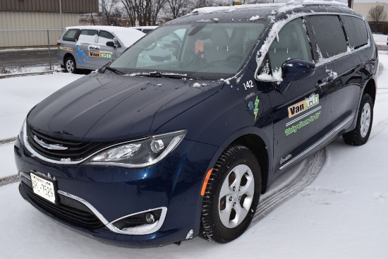 #142 (2018) CHRYSLER PACIFICA HYBRID-TOURING,