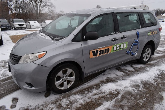#56 (2017) TOYOTA SIENNA, VIN 5TDZZ3DC1HS828716,