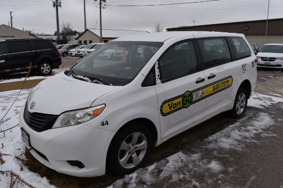 #44 (2014) TOYOTA SIENNA, VIN 5TDZK3DC9ES488943,